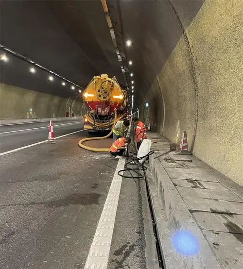 文成隧道排水渠清淤